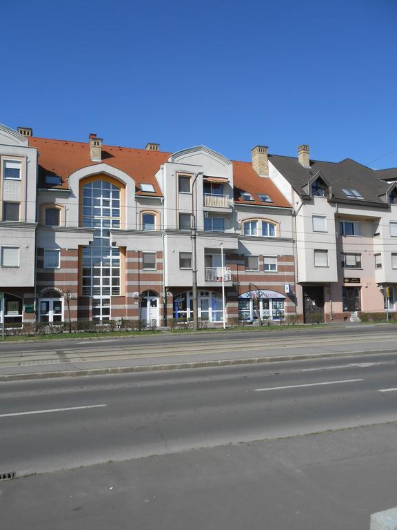 Márti 3 Bedroom Apartment Debrecen Exterior foto